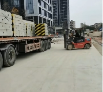 圍擋基礎塊與預製(zhi)混凝(ning)土立柱相比有(yǒu)什麽區(qu)别？【旭東圍擋】